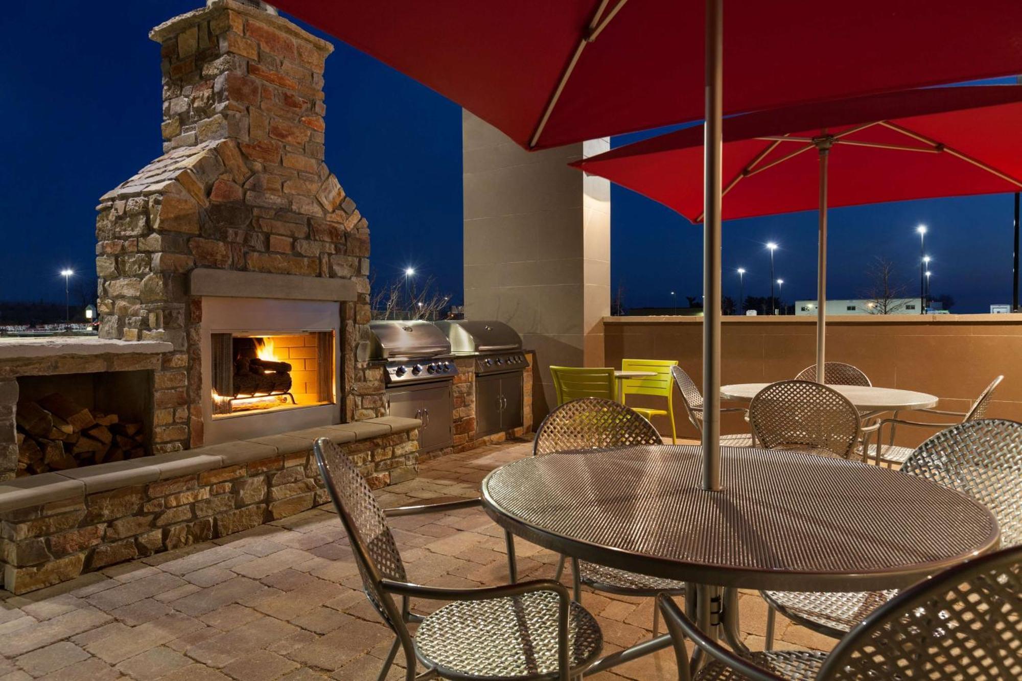 Home2 Suites By Hilton Champaign/Urbana Exterior photo